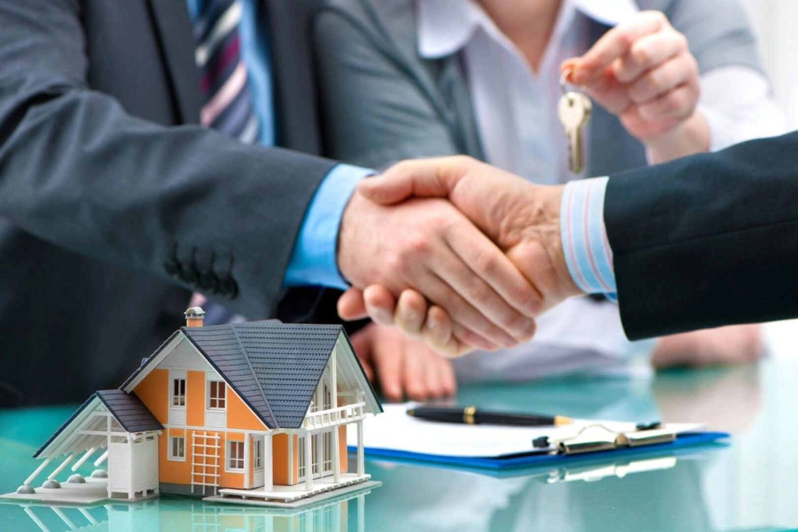 fm=f_xrxword Estate agent shaking hands with customer after contract signature